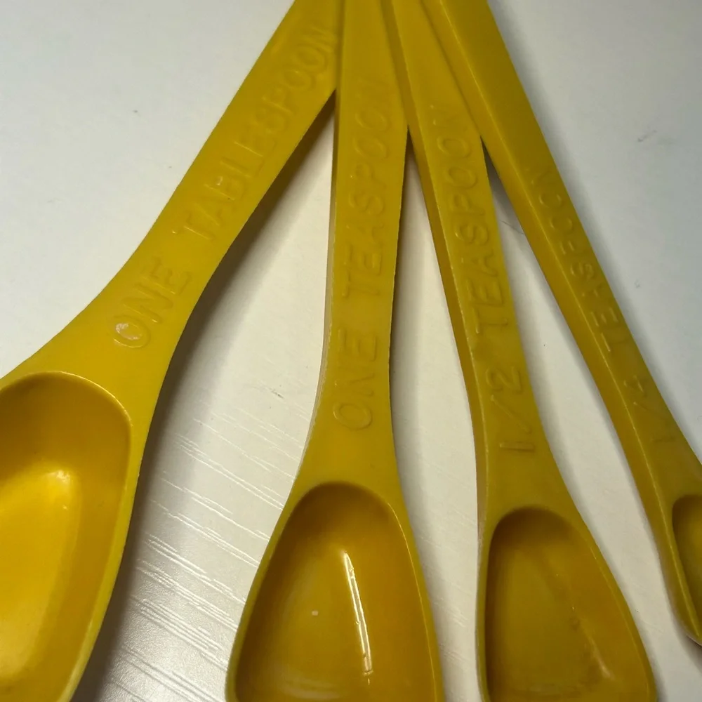 Vintage Yellow 4 Piece Lustro Ware Plastic Measuring Spoons Set‎